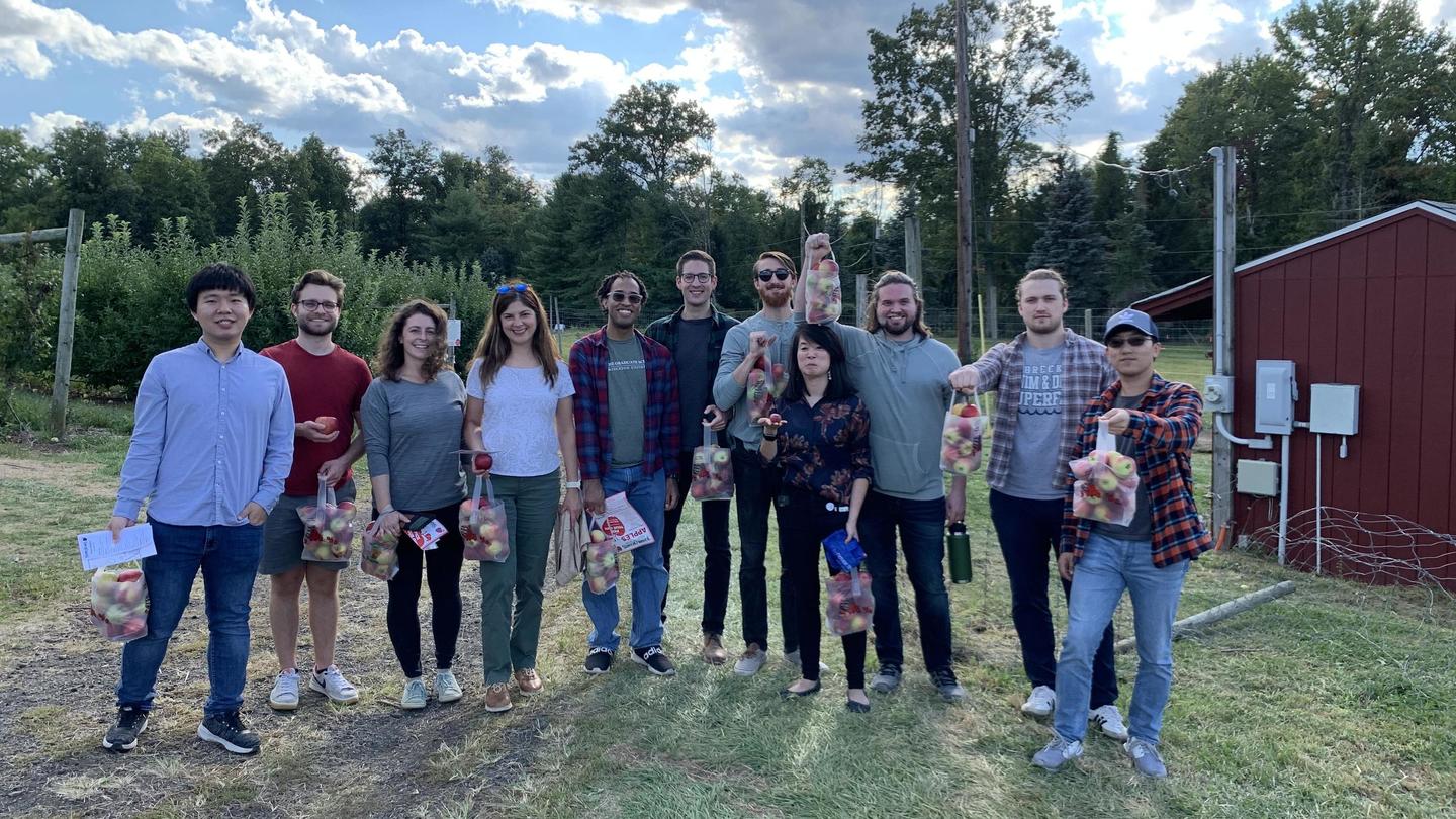 202209_Apple-Picking_Group-Photo